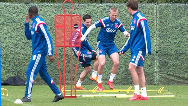 表现继续在 表现继续在